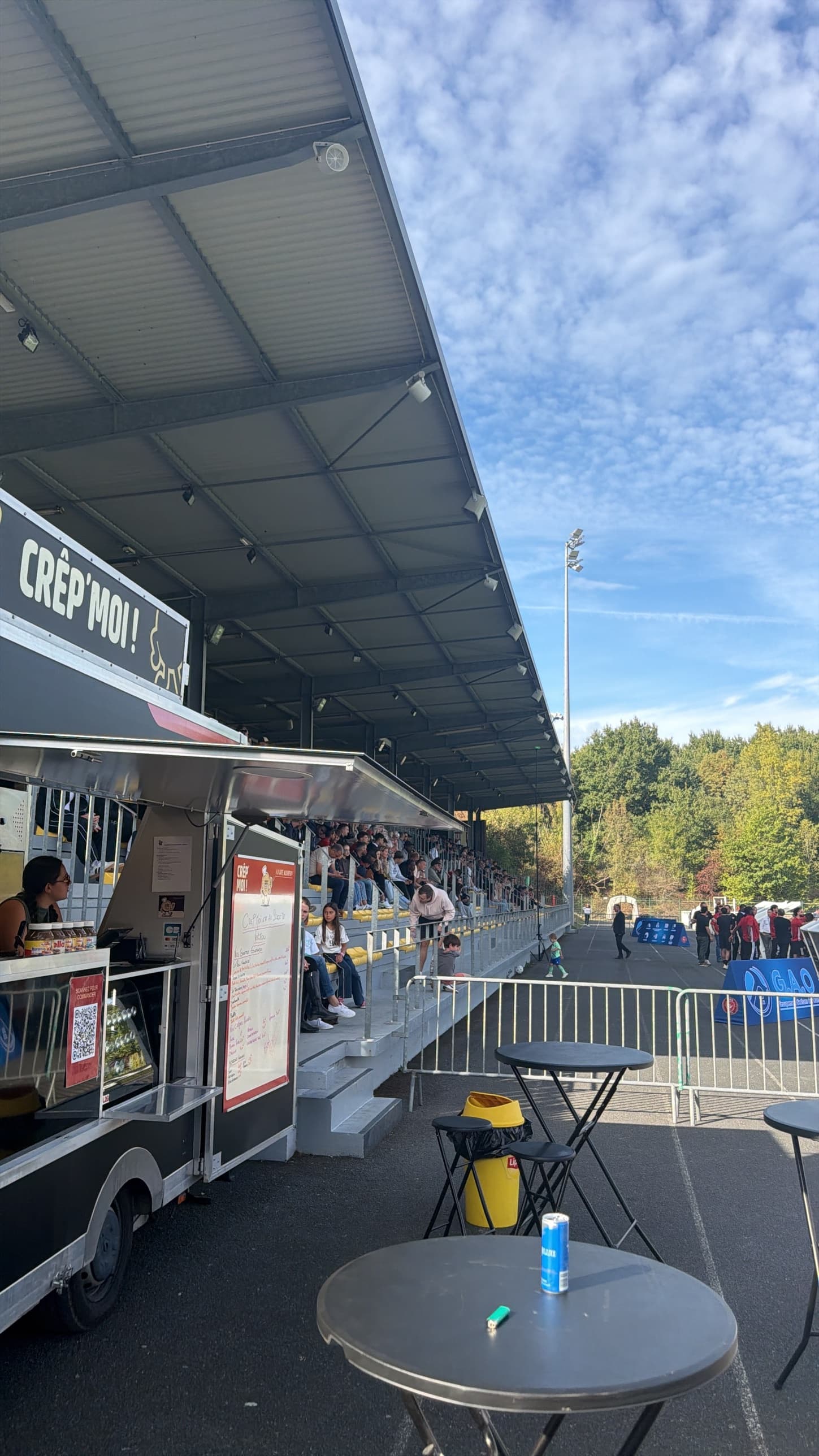 Crêp'Moi au bord du terrain lors d'un événement sportif